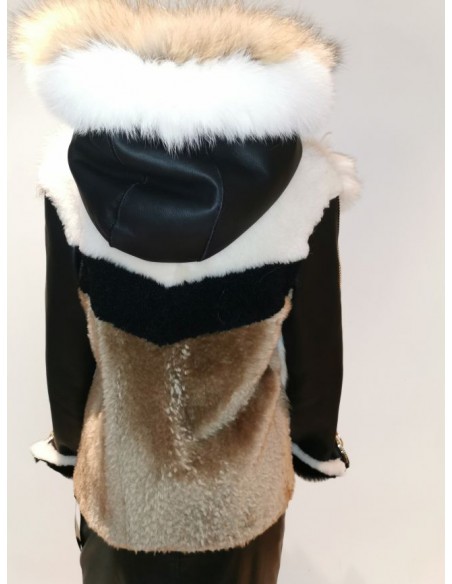Chaqueta de piel vuelta con capucha de pelo
