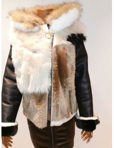 Chaqueta de piel vuelta con capucha de pelo