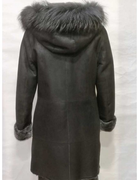 Abrigo de piel vuelta con capucha de pelo