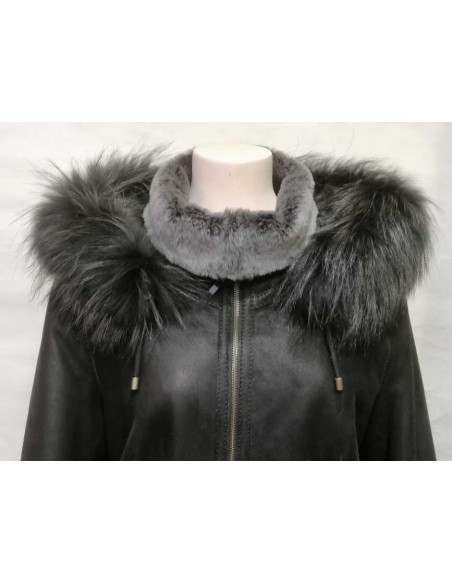 Abrigo de piel vuelta con capucha de pelo