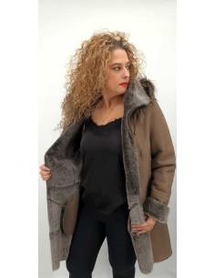 Abrigo de piel vuelta con capucha de pelo