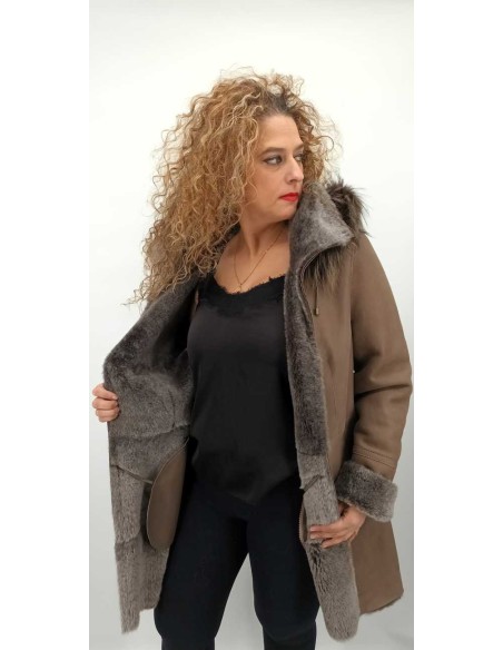 Abrigo de piel vuelta con capucha de pelo