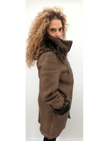 Abrigo de piel vuelta con capucha de pelo