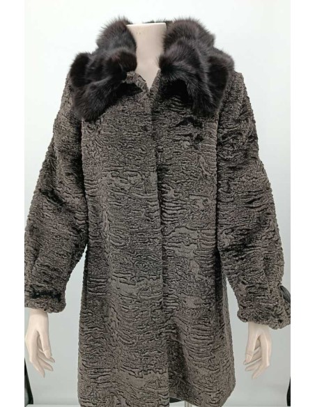 Abrigo de pelo sintético con cuello de zorro