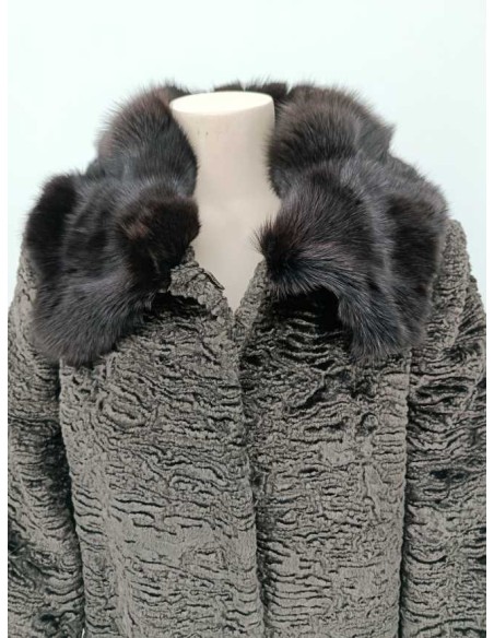 Abrigo de pelo sintético con cuello de zorro