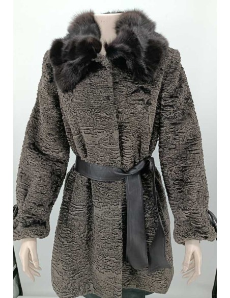 Abrigo sintético con cuello de pelo natural